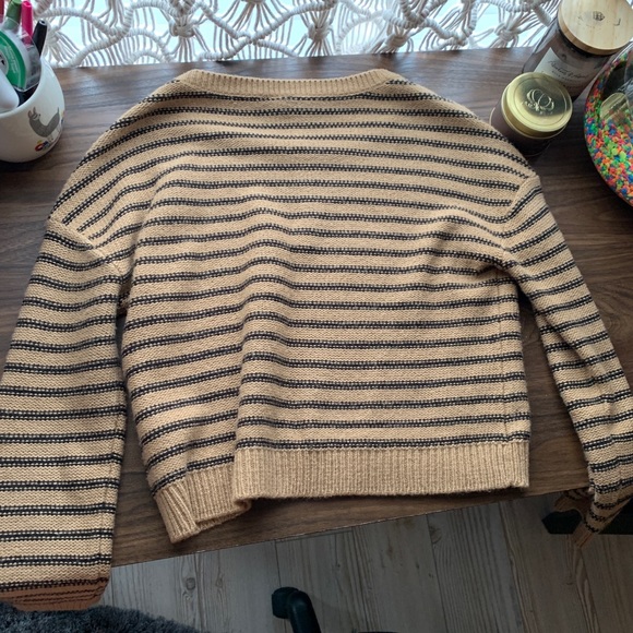 Cute long sleeve sweater! - Picture 3 of 3